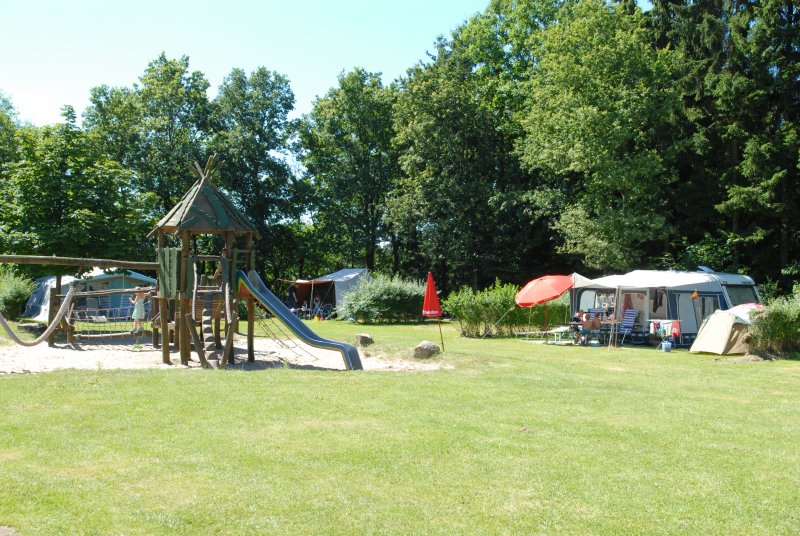 Een veldje met speeltoestellen op De Pampel een camping op de Veluwe.